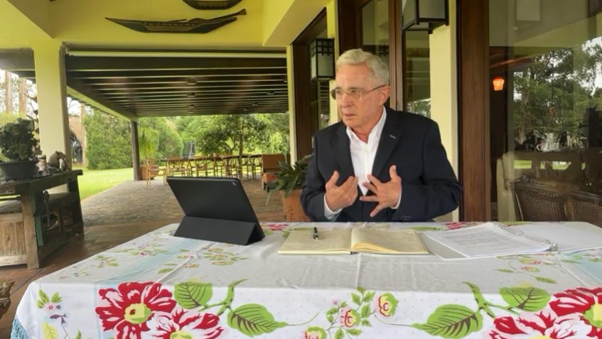 Expresidente Álvaro Uribe Vélez durante el encuentro con la Comisión de la Verdad