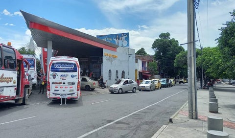 Largas filas en Cúcuta para tanquear combustible