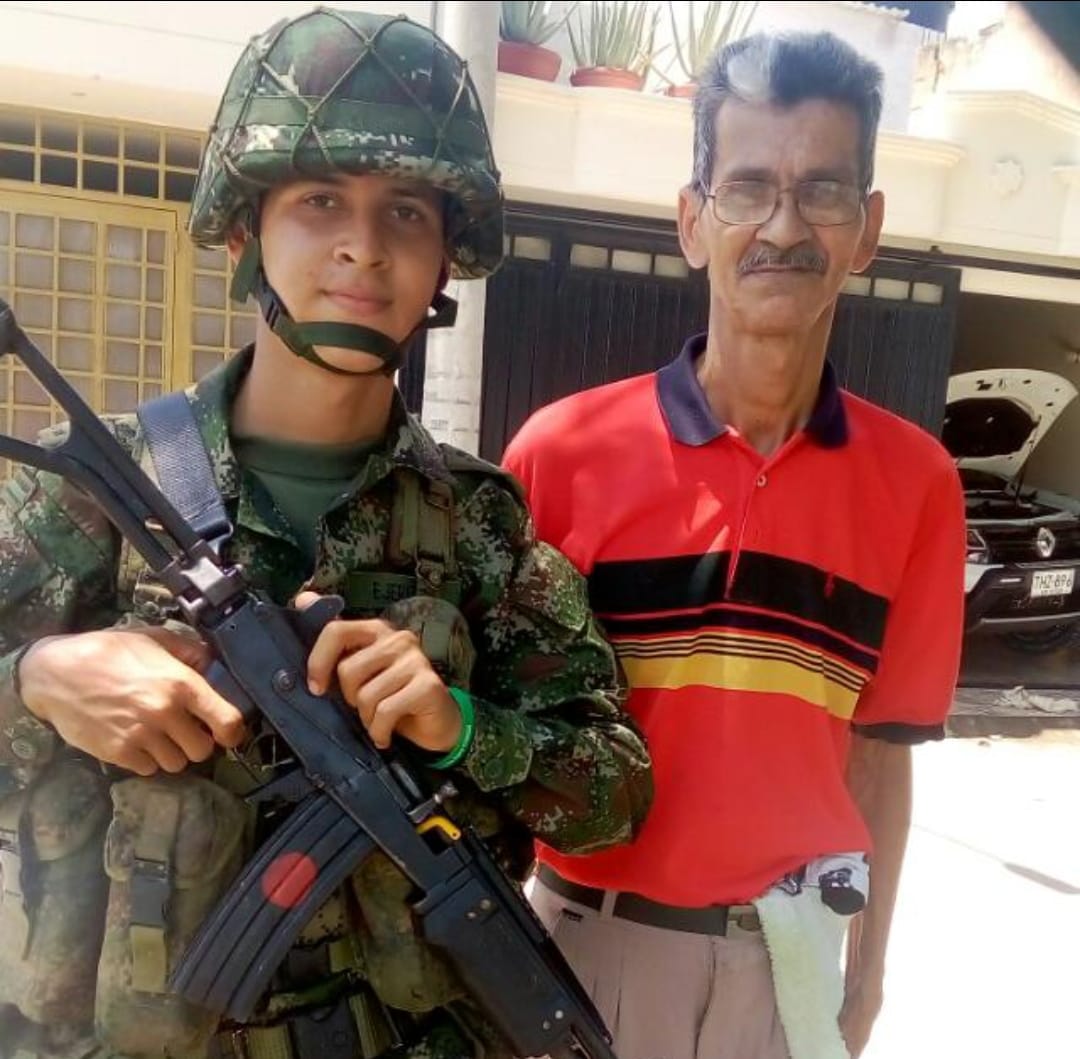 Gilberto Castellanos con su hijo en zona rural de Cúcuta