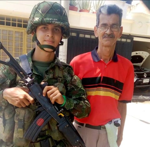 Gilberto Castellanos con su hijo en zona rural de Cúcuta
