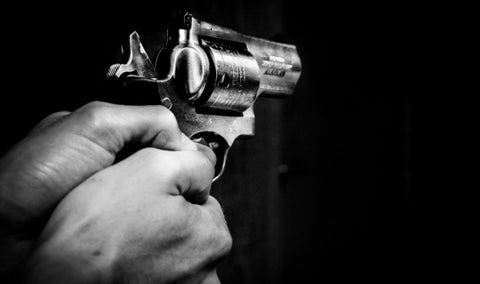 Las autoridades le incautaron el arma de fuego al delincuente, al parecer, con el que atacó al abogado