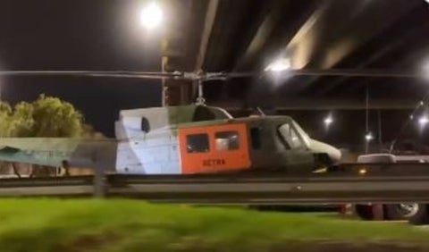 Helicóptero atrapado en puente de la Autopista Norte, en la calle 116