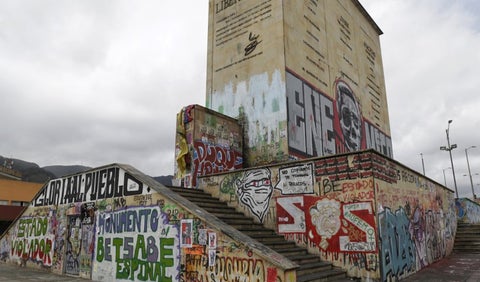 Monumento de Los Héroes vandalizado.