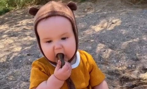 Madre vegana dejar comer arena y piedras a su bebé