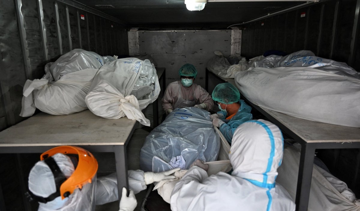 Morgue colapsada por muertos en Tailandia
