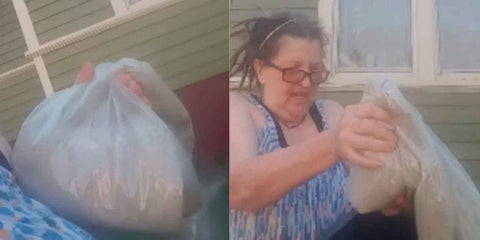 Mujer bota cenizas a la basura