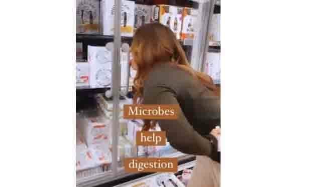 mujer antivacuna lame objetos para ganar defensas