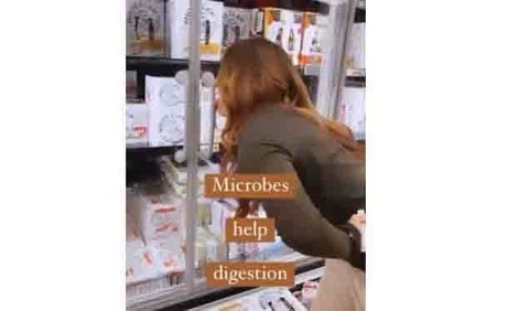 mujer antivacuna lame objetos para ganar defensas