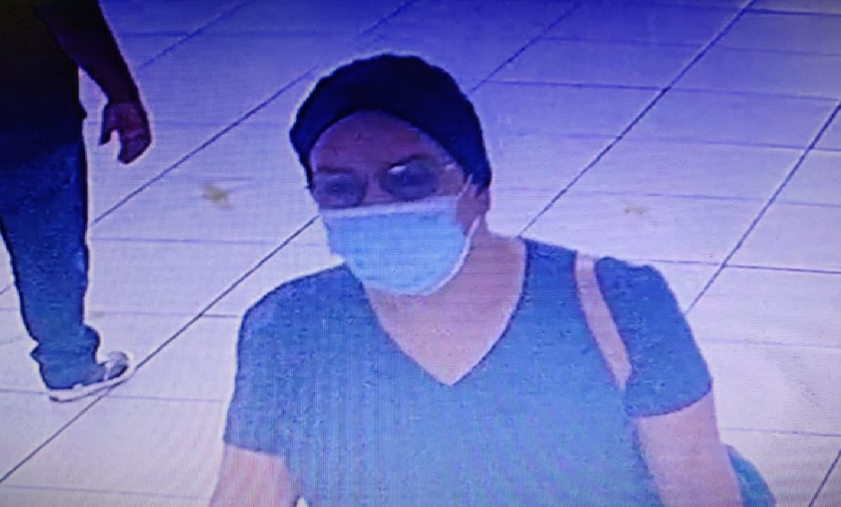 Mujer roba a una bebé