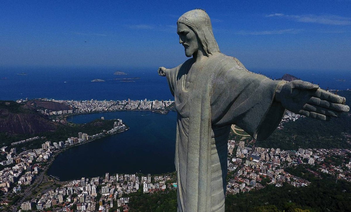 Jóvenes son arrestados por subirse a la estatua del Cristo Redentor