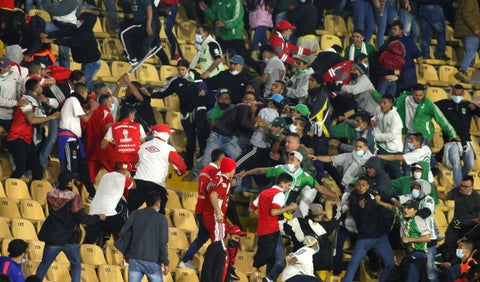 Pelea entre hinchas de Nacional y Santa Fe en El Campín