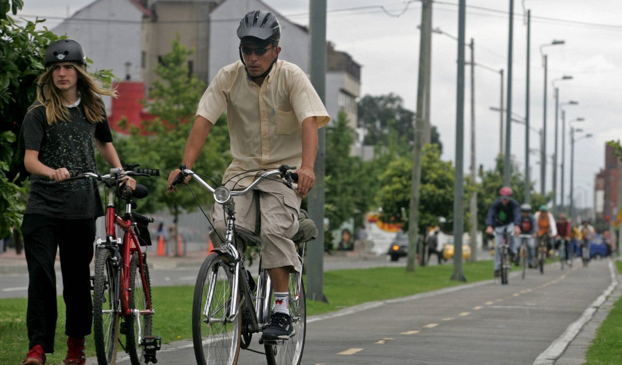 Personas en bicicleta en día sin carro en Bogotá