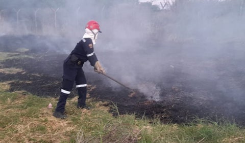 ¡El colmo! Mientras los bomberos apagaban un incendio en Nazareth, les robaron dos motosierras