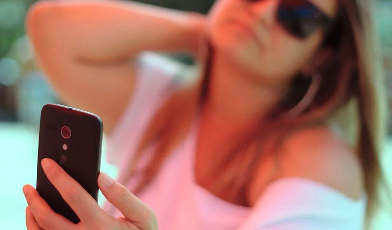 Mujer tomando una selfíe