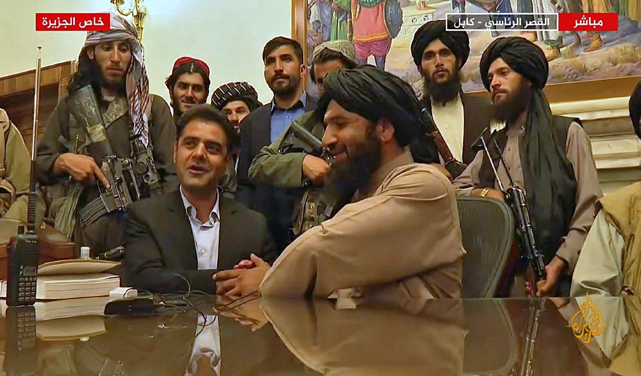 Talibanes celebran que se tomaron Kabul y el palacio presidencial.