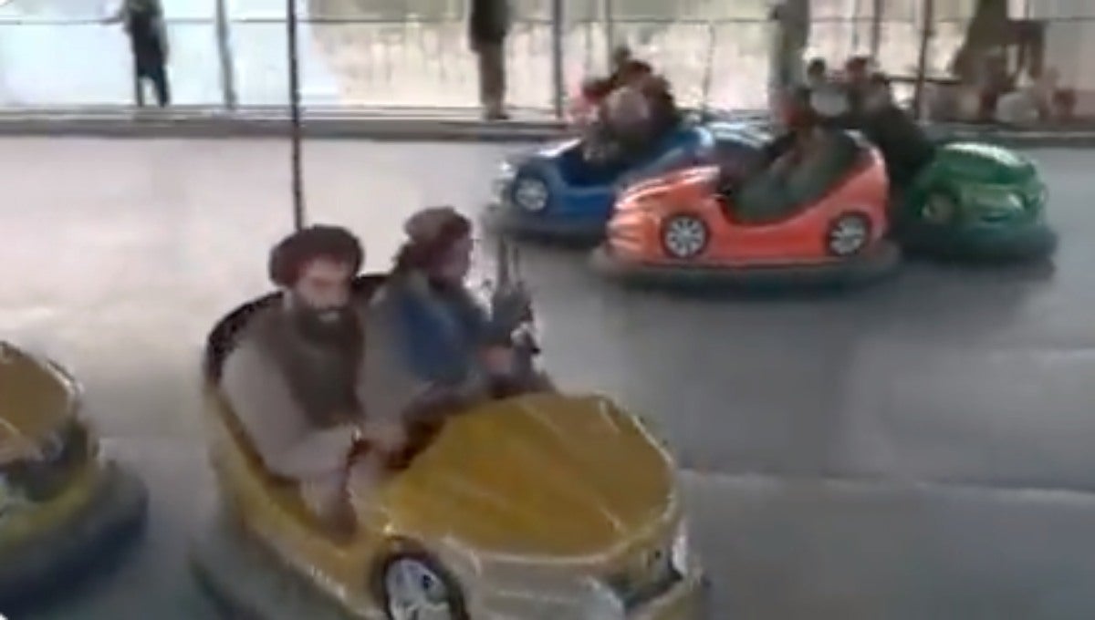 Talibanes en carritos chocones