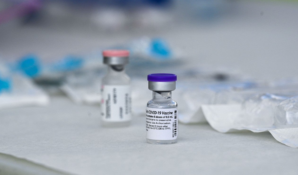 Vacuna de Pfizer con el diluyente que se usa para aplicarla