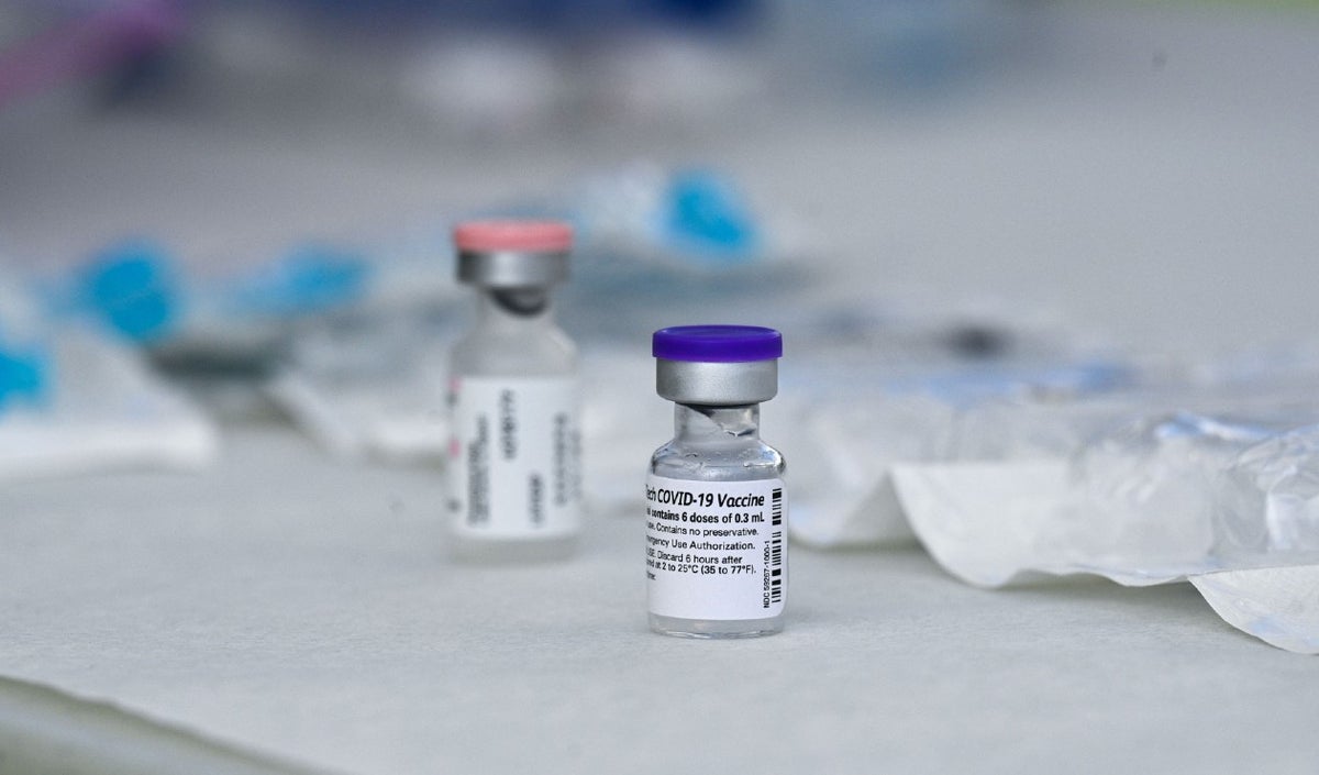 Vacuna de Pfizer con el diluyente que se usa para aplicarla
