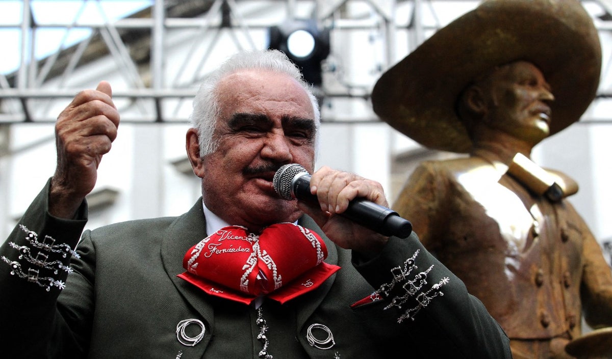 Vicente Fernández hospitalizado en México muy grave