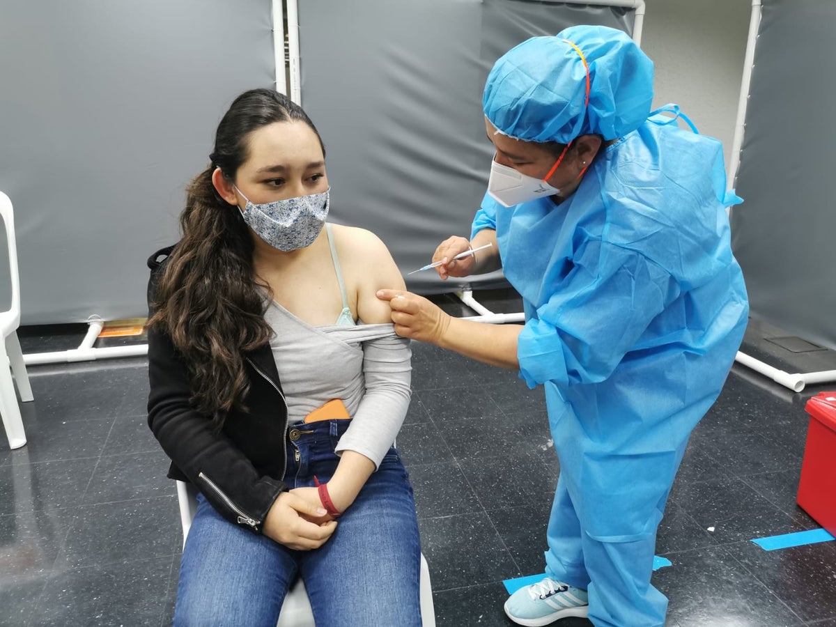Jóvenes en puesto de vacunación