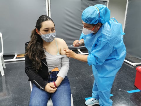 Jóvenes en puesto de vacunación