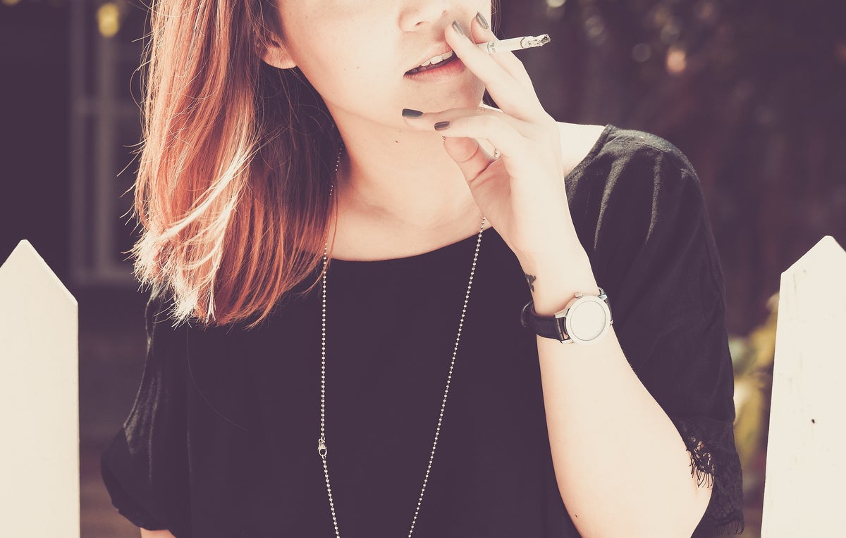 Mujer fumando