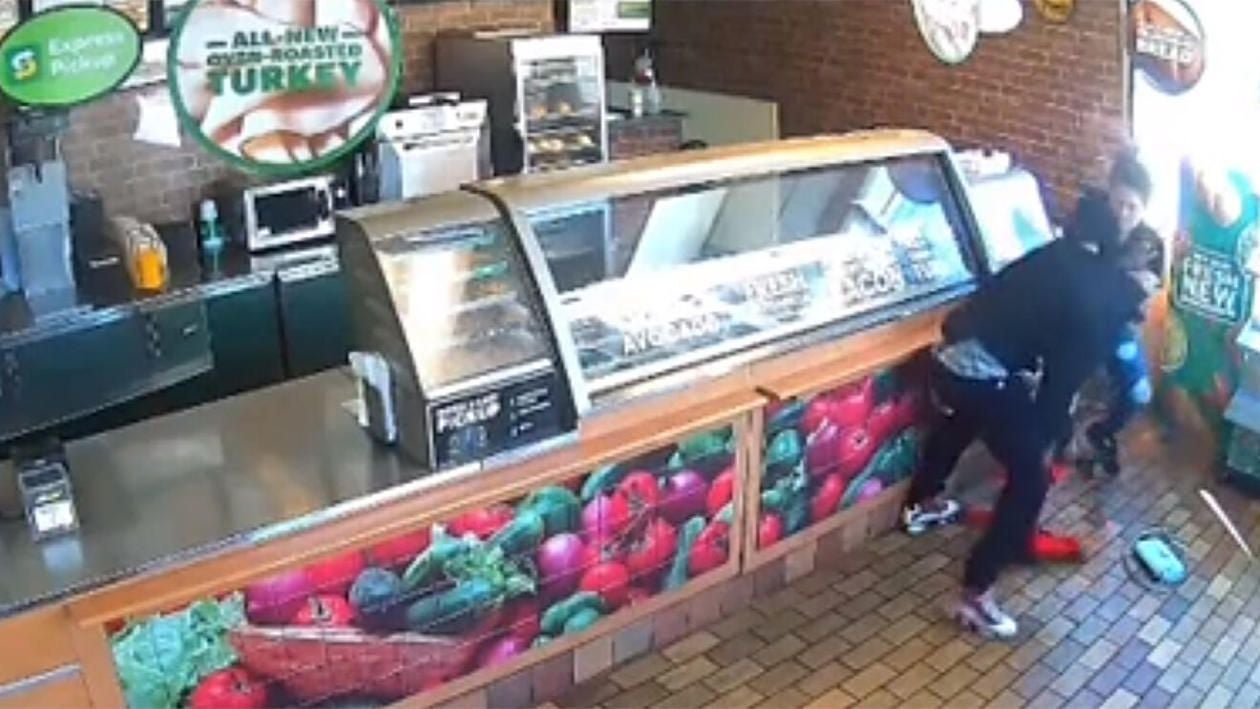 Empleada de restaurante frustra robo, pero la despiden