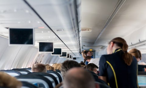 Aerolínea deberá pagar el maquillaje, la manicura y la depilación de sus empleadas