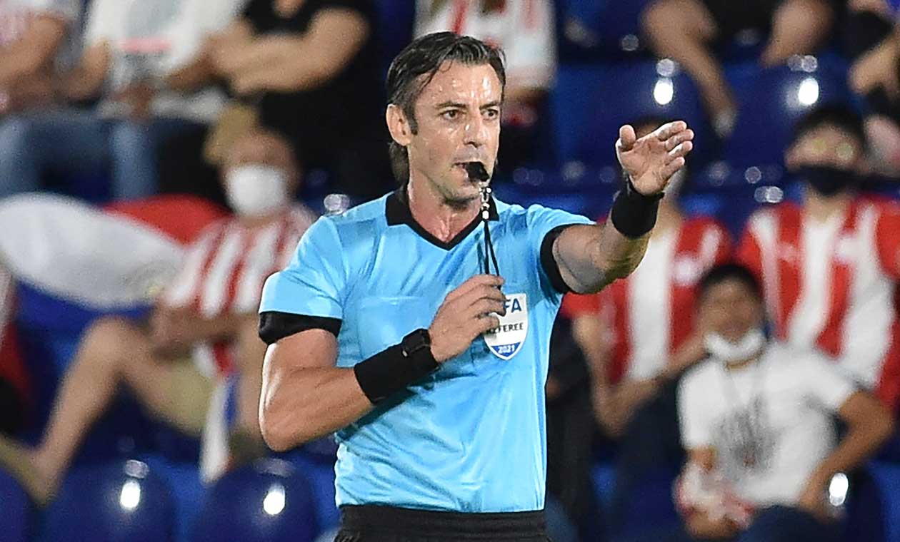 Raphael Claus, arbitro en el juego Colombia vs Paraguay