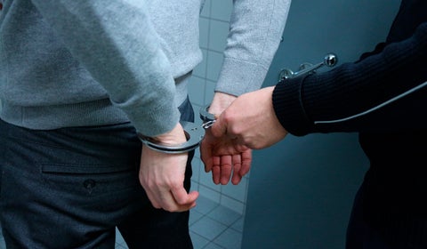 Arresto con esposas