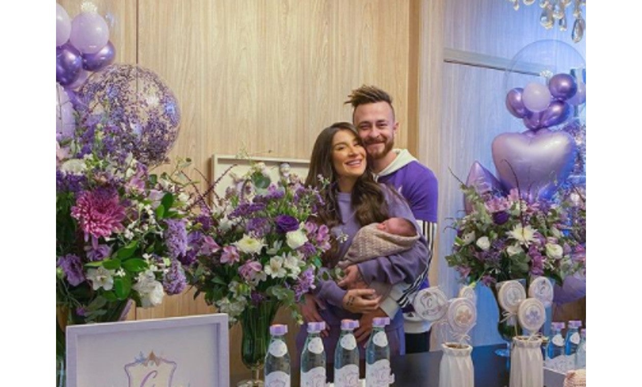 Bianca y Bruno, pareja que decide no asignarle género a su bebé