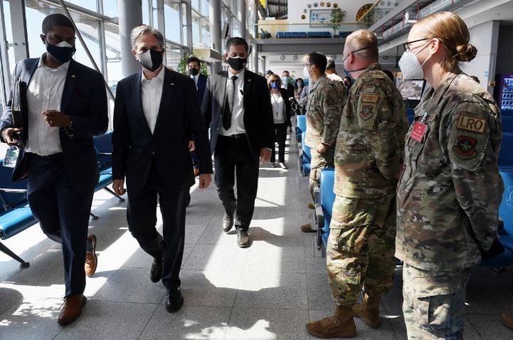 Antony Blinken con afganos evacuados