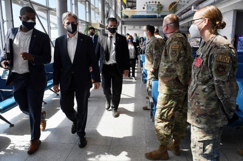 Antony Blinken con afganos evacuados