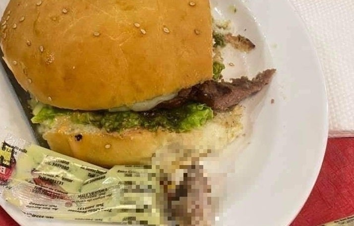 hamburguesa con dedo humano