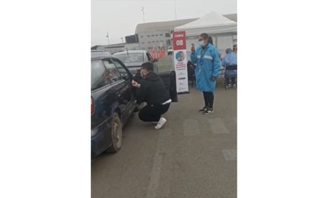 Hombre le pide matrimonio