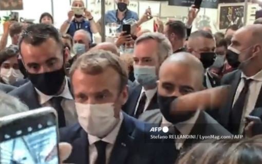Le lanzan un huevo a Emmanuel Macron