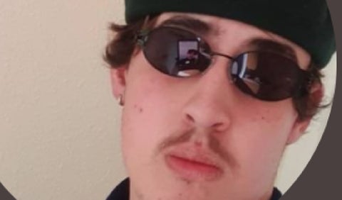 Joven al que le pagaron con monedas