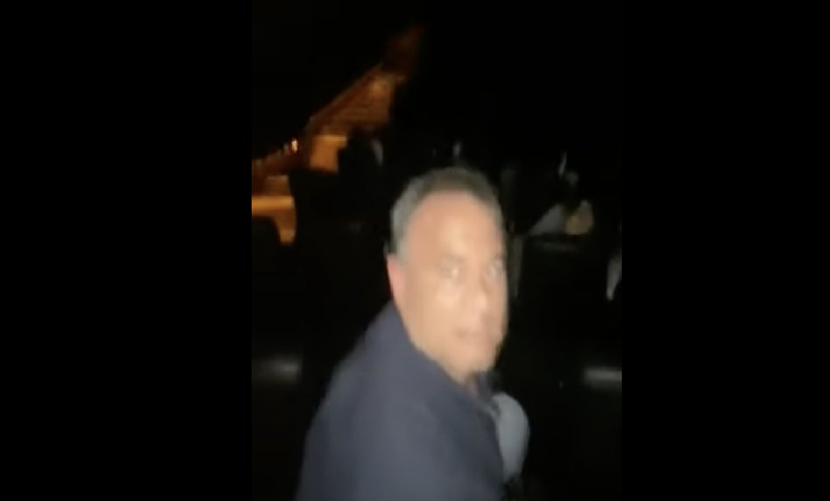 Mujer encontró a su esposo con la amante en cine