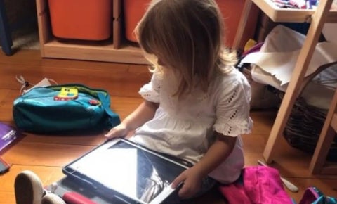 Niña de tres año habla con Siri