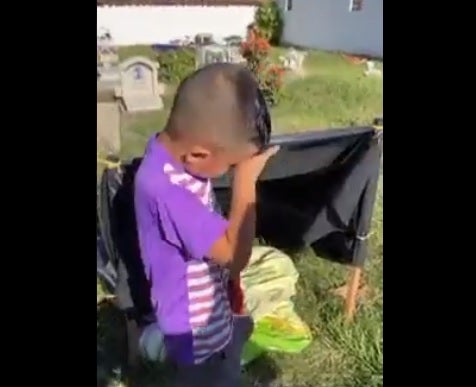 Niño vive en cementerio