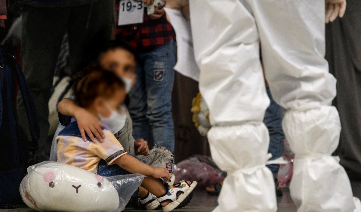 Niños afganos evacuados de Afganistán sin sus papás