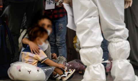 Niños afganos evacuados de Afganistán sin sus papás