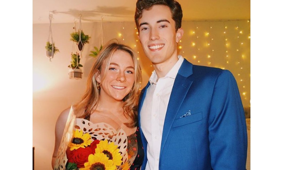 Annie y Michael, pareja que firmó un contrato para ser novios