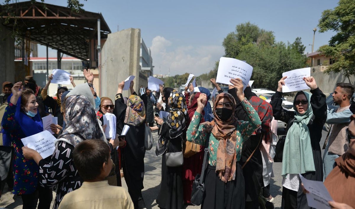 Protesta de mujeres afganas en Kabul por sus derechos