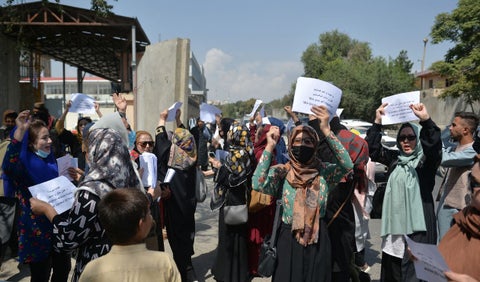 Protesta de mujeres afganas en Kabul por sus derechos