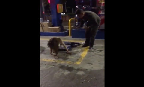 Policía realiza exorcismo en estación de gasolina de Colmbia