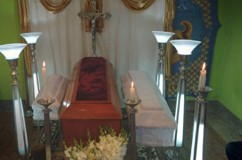 Velorio de mujer e hijos en Bolivia