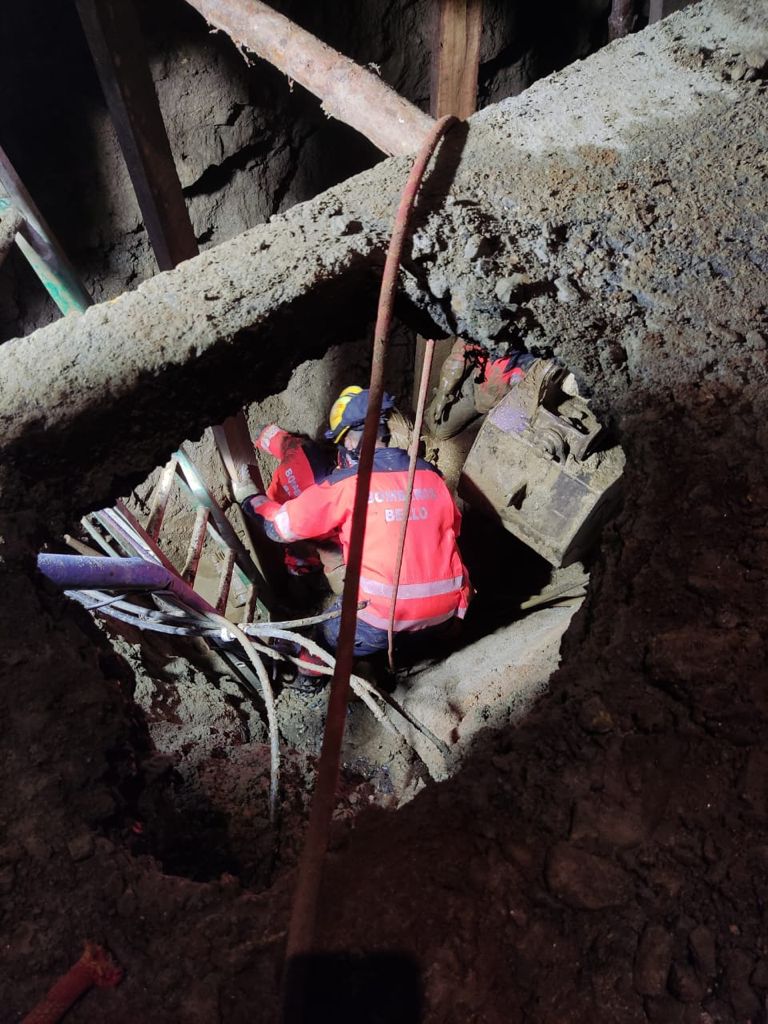 [Video] angustioso rescate de contratistas de EPM que cayeron a un hueco en Bello