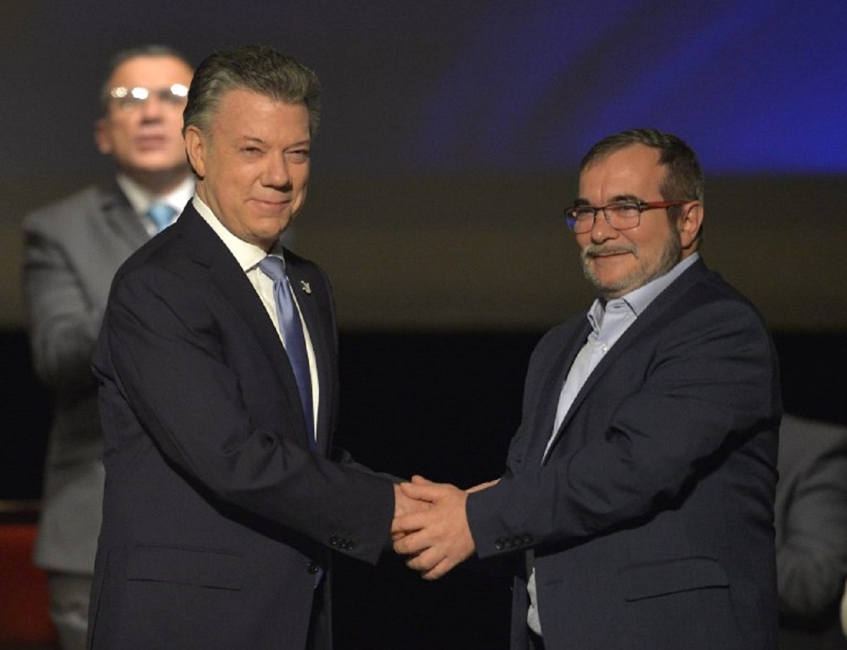 Santos y Timochenko en la firma del acuerdo de paz