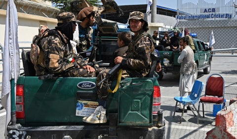 Talibanes armados patrullan Kabul, capital de Afganistán